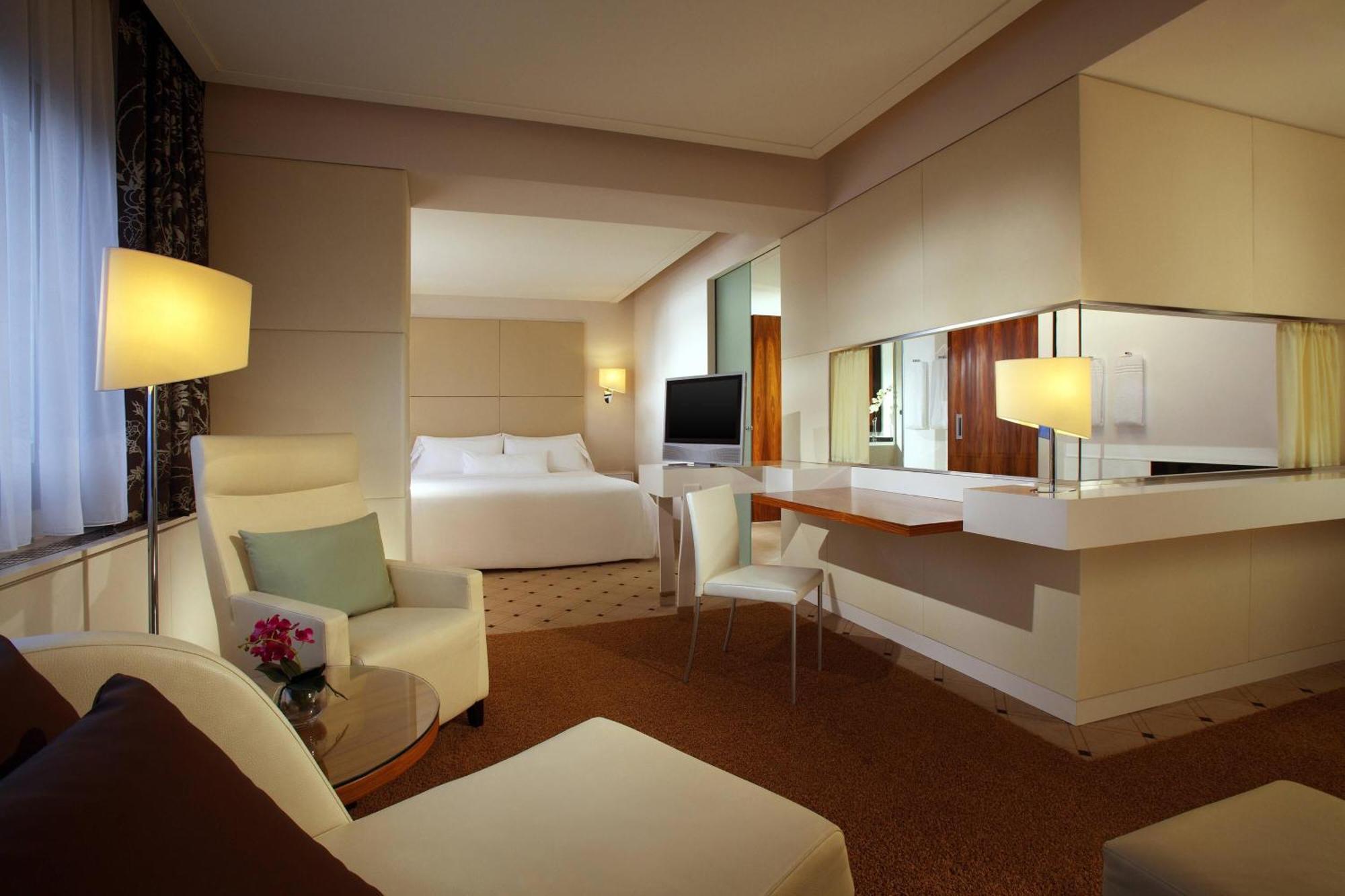 Junior Suite 1 Bedroom Junior Suite 1 King