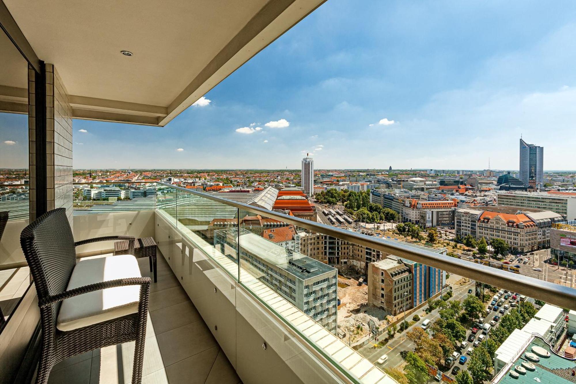 1 Bedroom Executive Suite 1 King City view Top floor