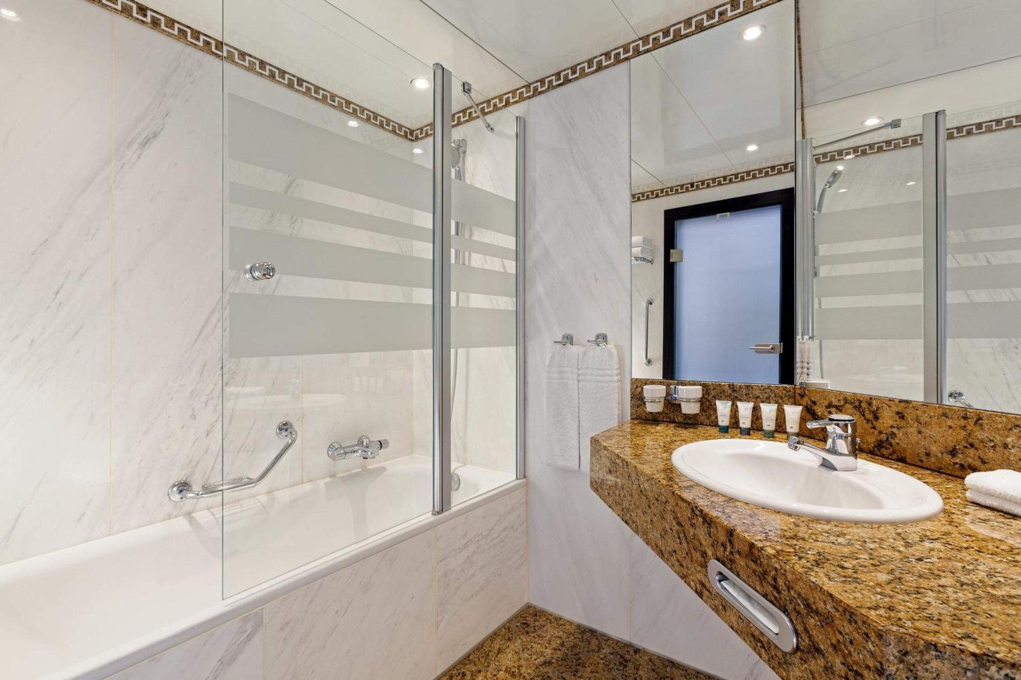 Grand Deluxe Guest Room Two Twin or Single Beds City View